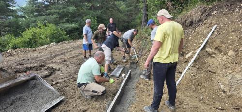 Krížová cesta s turistickým altánkom